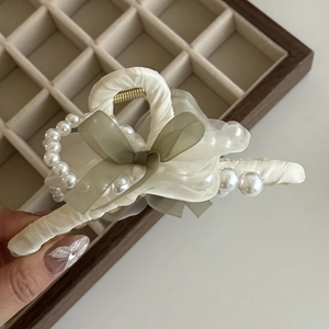 Elegante pinza per capelli in raso crema con perle e fiocco in organza verde chiaro