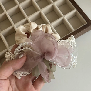 Elegante elastico in raso beige con fiore in organza rosa, pizzo e perline