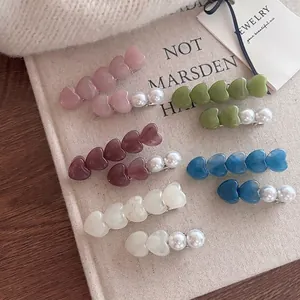 Juego de pinzas para el cabello con corazones y perlas en colores pastel y resina brillante