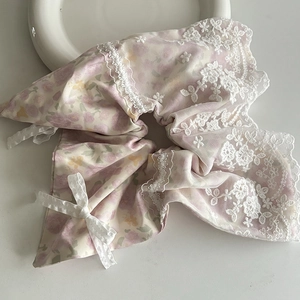 Scrunchie floreale viola con pizzo bianco e fiocco per acconciature eleganti