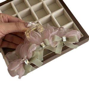 Elegante pinza per capelli con fiore in organza, strass e fiocco per donne