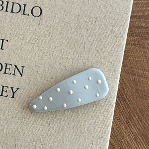 Fermaglio per capelli a goccia blu a pois in pelle per uno stile dolce e minimalista
