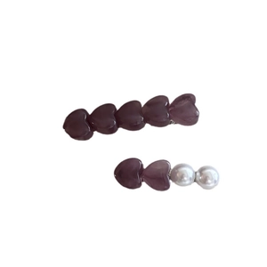 Set de dos pinzas para el cabello con corazones púrpuras y perlas artificiales