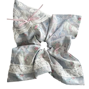 Scrunchie floreale in pizzo con fiocco rosa, motivo a rose blu e ricamo bianco