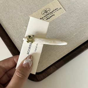 Barrette à cheveux élégante style coréen avec petit ours doré et fini perle crème