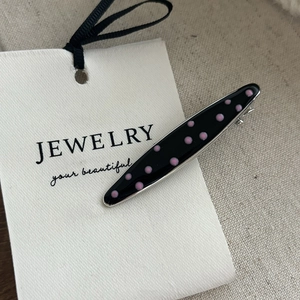 Barrette à cheveux Y2K noire à pois avec émail et base en métal argenté poli chic