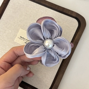Eleganter lavendelfarbener Satin-Blumen-Haarclip mit Perle für eine romantische Frisur