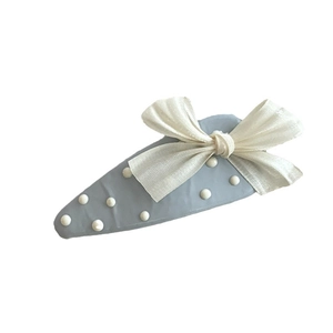 Dolce fermaglio per capelli in pelle grigia a pois bianchi con fiocco in tessuto crema