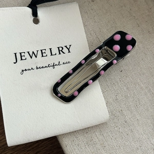 Barrette rectangulaire noire émaillée style Y2K avec pois roses sur carte cadeau