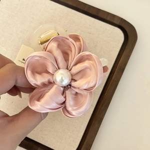 Haarklammer mit rosa Satinblume, großer weißer Perle und goldener Metallfeder
