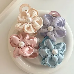 Elegante Haarklammern aus Satinblüten mit Perlenmitte in vier Pastellfarben