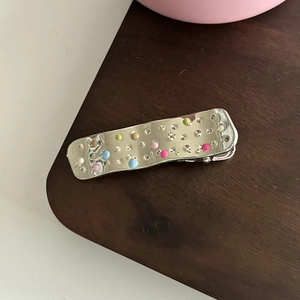 Barrette à cheveux en métal argenté à pois colorés avec accents roses bleus et jaunes