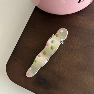 Barrette à cheveux ondulée en métal argenté avec des pois colorés pour femmes