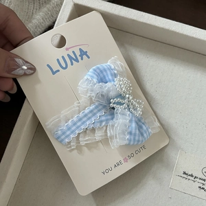 Blauw geruite haarspeld met witte kant en parels op displaykaart voor meisjes