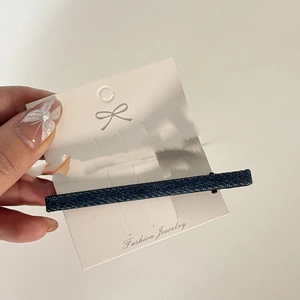 Barrette à cheveux en denim bleu marine avec carte logo nœud pour femmes