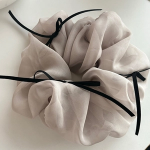 Chouchou élégant en organza beige avec nœuds en ruban de soie noire style balletcore