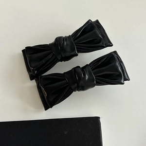 Set of two black bow hair clips with a glossy textured finish in French retro style