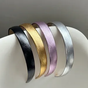 Lot de quatre serre-têtes métalliques minimalistes en noir, or, argent et violet