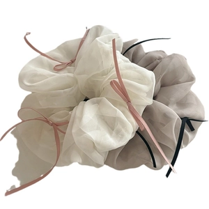 Lot de deux chouchous en organza blanc et taupe avec de délicats nœuds en ruban