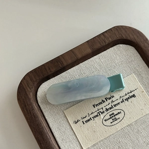 Fermaglio per capelli stile francese marmo blu su vassoio vintage in lino e legno