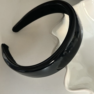 Serre-tête élégant en cuir brillant noir rembourré avec un design haut de gamme minimaliste