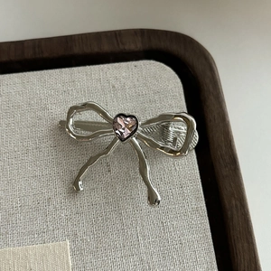 Silberne Schleife Haarklammer mit rosa Herz-Edelstein und Liquid-Metal-Finish