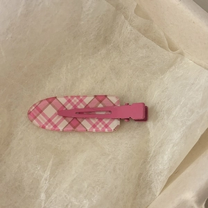 Pince à cheveux à carreaux roses avec motif vichy et base en métal pour la coiffure