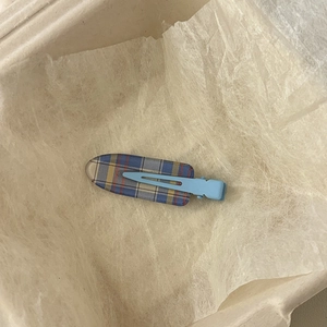Pince à cheveux en tissu écossais bleu et jaune avec une barrette crocodile en métal bleu