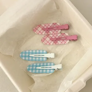 Lot de quatre barrettes en tissu à carreaux pastel rose et bleu avec pinces à bec de canard
