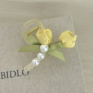 Eleganter gelber Tulpen-Haarklammer-Clip mit grüner Schleife und weißen Perlen