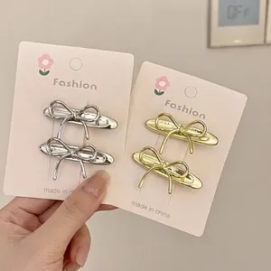 Lot de barrettes à cheveux nœud en métal argenté et doré sur carte rose fleurie