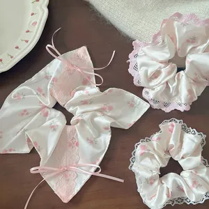 Détail de chouchous à fleurs avec bords en dentelle rose et texture de ruban de soie