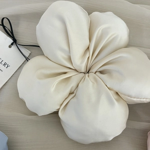Chouchou élégant en tissu crème avec finition satinée et design à cinq pétales