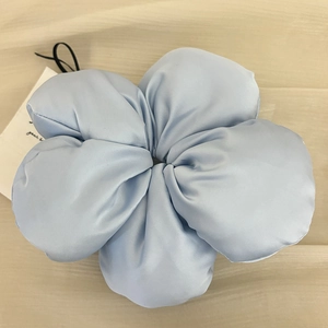 Chouchou fleur en satin bleu clair avec cinq pétales rembourrés doux pour femmes
