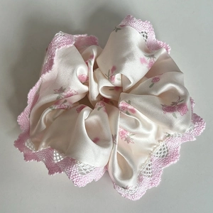 Chouchou à fleurs avec bordure en dentelle rose et texture satinée pour femmes