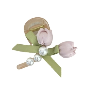 Eleganter Haarklammer mit rosa Tulpe, Schleifenband und Perlen auf weißem Hintergrund