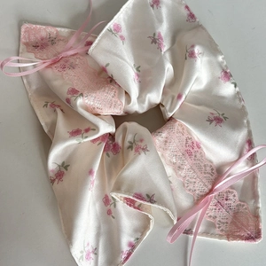 Chouchou à fleurs roses avec dentelle et texture satinée avec rubans décoratifs