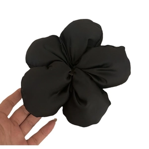 Chouchou fleur élégant en satin noir pour femme avec une finition satinée soyeuse