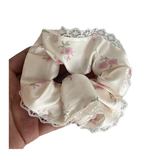 Chouchou floral fait main avec bordure en dentelle et motifs roses sur satin crémeux