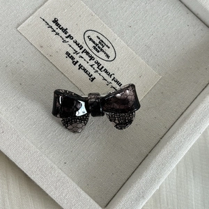 Vintage acrylic black lace bow hair clip set displayed in a premium beige gift box