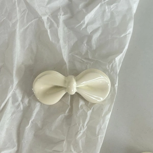 Molletta per capelli a fiocco bianco crema in metallo e resina lucida per bambina