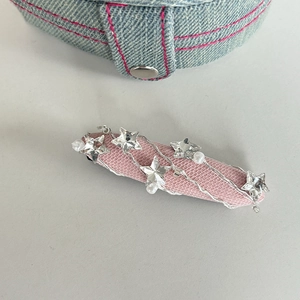 Barrette à cheveux rose à carreaux avec chaînes argentées, perles et étoiles brillantes