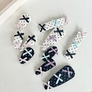 Schicke Ballett-Haarklammern mit Polka-Dots und Schleifen in verschiedenen Farben auf Grau