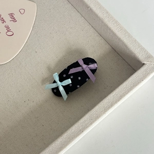 Detailansicht der Haarspangen mit Polka-Dots und blau-violetten Satin-Schleifen