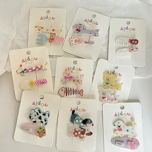 Bunte Acryl-Haarspangen-Set mit niedlichen Hunden und Tierfiguren für Mädchen auf Karte