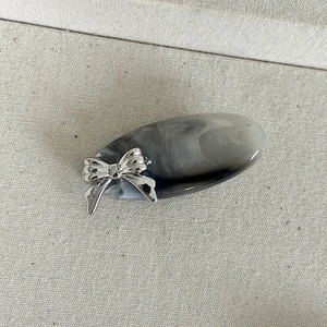 Barrette en résine marbrée grise avec nœud en métal argenté et gravure Love