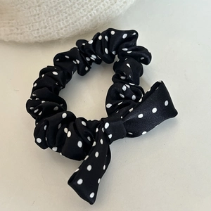 Coletero de seda con diseño de lazo en satén de lunares blancos y negros chic