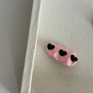 Sweet pink wavy hair clip with three black heart decorations for girls hair accessories