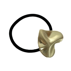 Elastisches schwarzes Haargummi mit minimalistischem, goldenem Metallanhänger auf Weiß