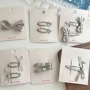 Barrette à Cheveux Élégante en Forme de Cœur avec Nœud Argenté pour Femme en Satin avec Strass Épingle à Cheveux Métallique